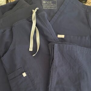 FIGS Women’s Navy Blue Set: One Pocket Top, Kade Cargo Bottoms